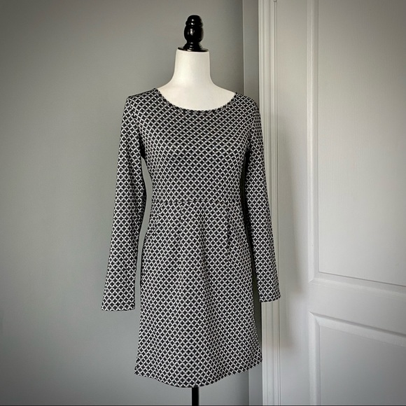 Papillon Blanc Dresses & Skirts - 4 for $20 🖤 PAPILLON Geo Print Long Sleeved Dress
